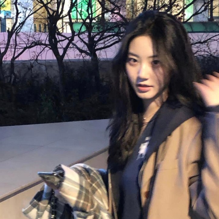 踉跄女孩